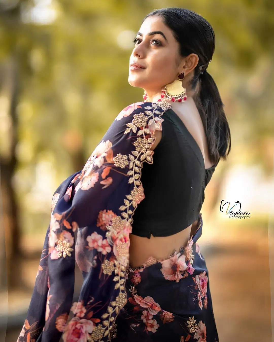 Shamna Kasim Mesmerizing Looks In Beautiful Blue Saree Sleeveless Blouse